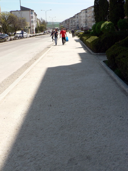 1.3  trotuar betonat inainte de asternere strat uzura str. Republicii 2.jpg